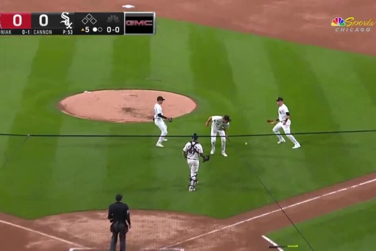 Quatre White Sox regardent une chandelle de routine tomber à leurs pieds.