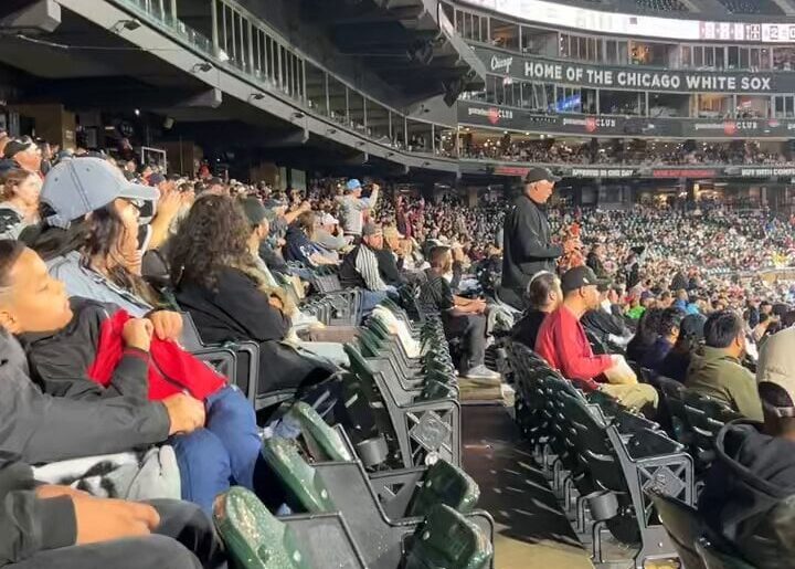 (Hawley) Après que les White Sox aient laissé tomber une chandelle dans le champ intérieur en cinquième et une base volée, un chant de « Vendez l'équipe » commence au Guaranteed Rate Field.