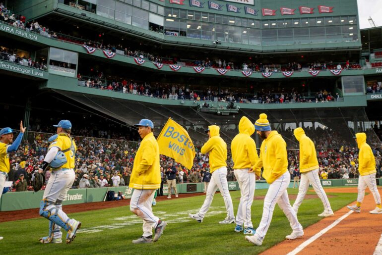 Les Red Sox dévoilent leur nouvel uniforme City Connect pour la saison 2025 de la MLB, tout en conservant les maillots jaunes