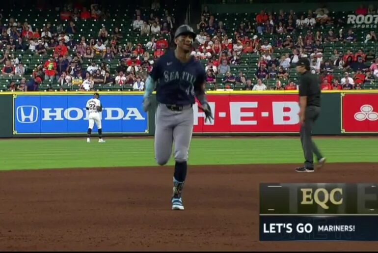 Julio Rodriguez devient seulement le 2e joueur de l'histoire de la MLB à avoir un 20/20 lors de chacune de ses 3 premières saisons, rejoignant Bobby Witt Jr avec ce char sur le balcon à Houston