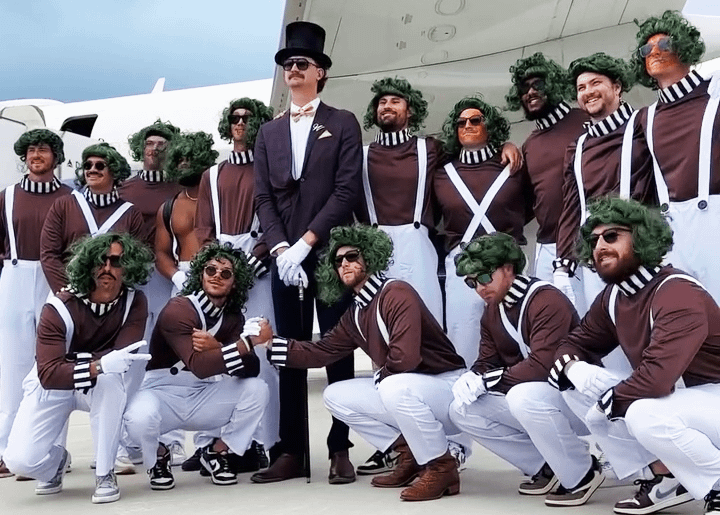 Les Giants de San Francisco se sont déguisés en Willy Wonka (Sean Hjelle) et ses Oompa Loompas pour le dernier road trip de la saison