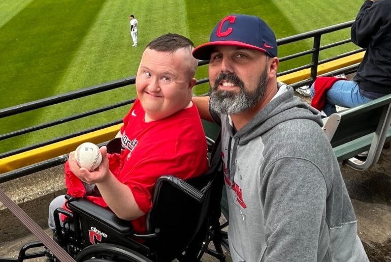 Le gars qui a capté le home run de Lane Thomas a immédiatement donné le ballon à son cousin, qui est venu au match en fauteuil roulant alors qu'il luttait contre le cancer.