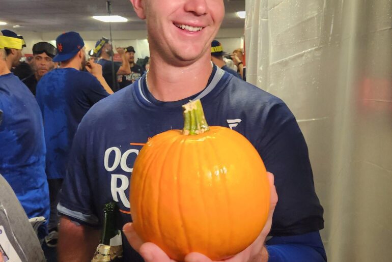 (DiComo) C'est la citrouille des séries éliminatoires. Pete Alonso l'a cueilli lui-même cette semaine dans un champ de citrouilles du Wisconsin. C'est maintenant un autre porte-bonheur pour les Mets.