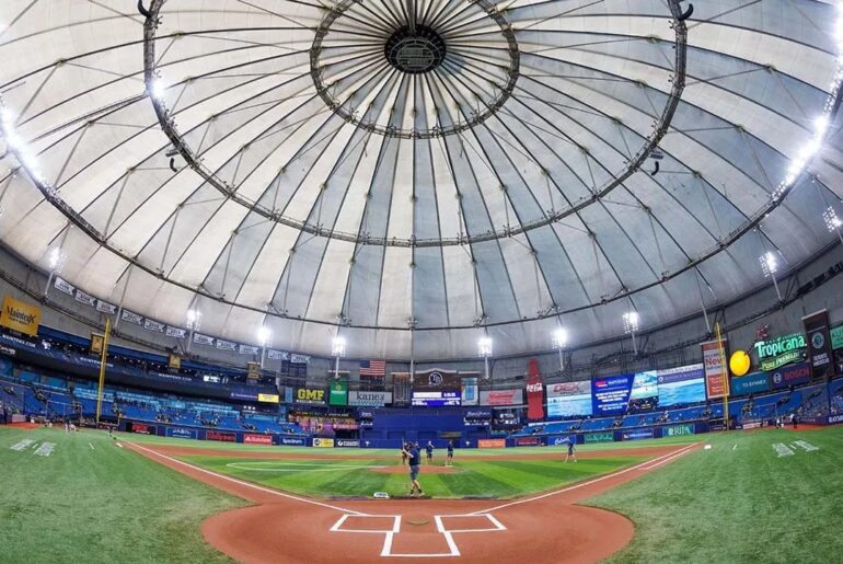 Toit du Tropicana Field, domicile des Rays de Tampa Bay de la MLB, déchiré par l'ouragan Milton