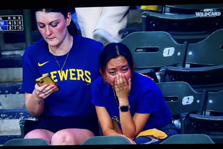 Un fan des Brewers le traverse immédiatement après le match