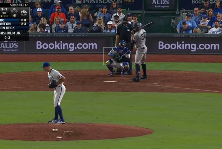 Giancarlo Stanton donne une avance tardive aux Yankees avec un circuit en solo pour porter le score à 3-2 !