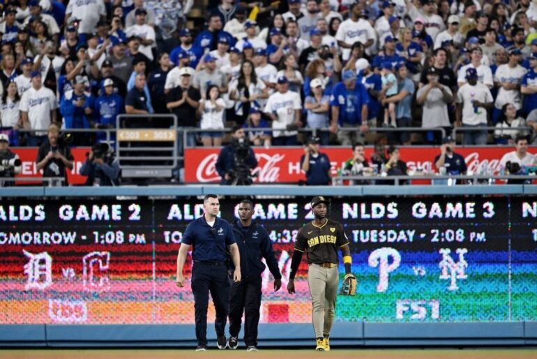 Le match 2 des Padres-Dodgers NLDS a été retardé après que des fans ont lancé des objets sur le terrain