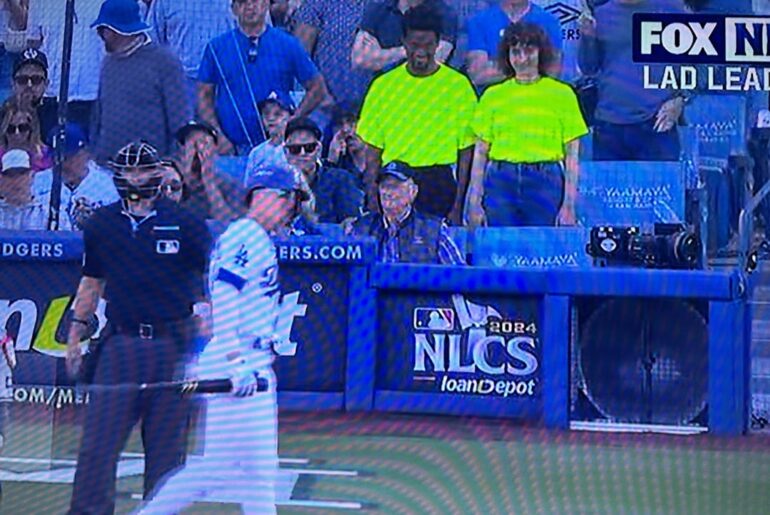 Est-ce que quelqu'un voit ça ?! Je regarde le match des Dodgers et j'ai l'impression d'être hanté.