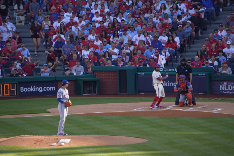 Le 21e home run en carrière de Kyle Schwarber en séries éliminatoires rend The Bank fou, capturé sur le terrain !