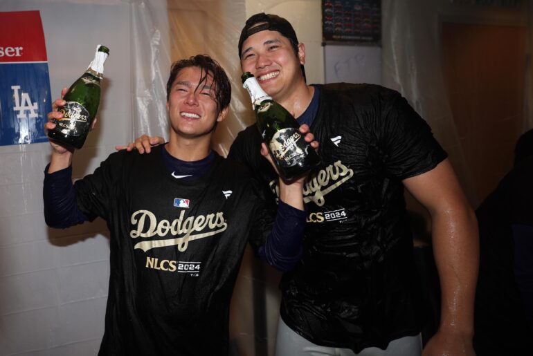 Yoshinobu Yamamoto et Shohei Ohtani célèbrent leur première victoire en séries éliminatoires au club-house.