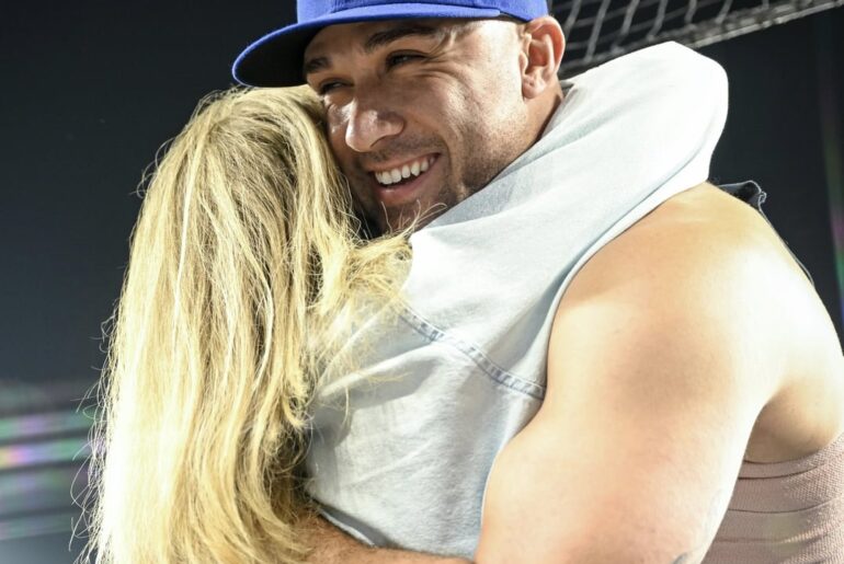 Jack Flaherty avec sa mère célébrant sa performance exceptionnelle lors du premier match du NLCS